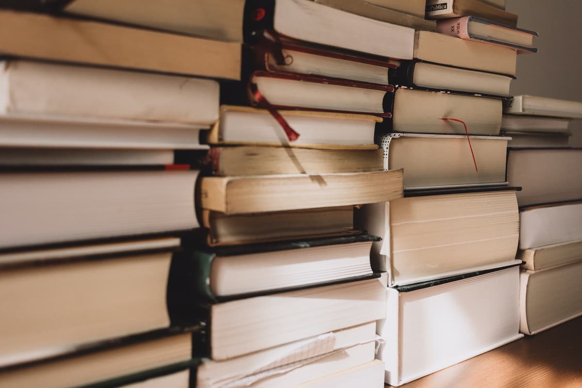 Illustration de livre ouvert et des lunettes posées sur ce livre