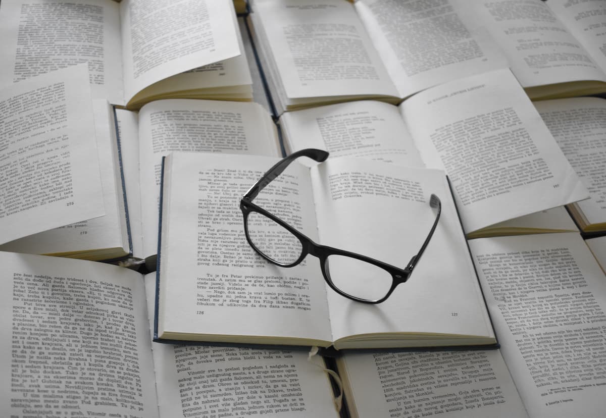 Illustration de livre ouvert et des lunettes posées sur ce livre